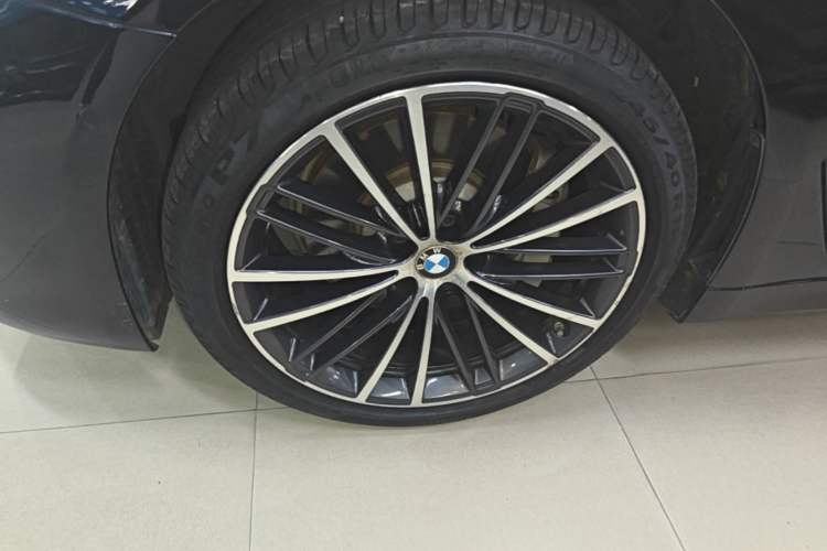 Used BMW 5 Series 2021 530Li Leading Model M Sport Package Left Front Wheel Hub
