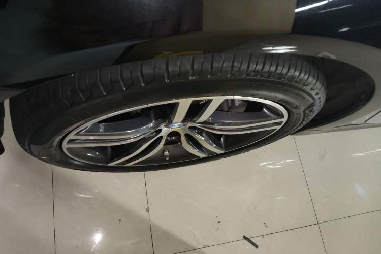Used BMW 5 Series 2021 530Li Leading Luxury Package Left Front Wheel Hub