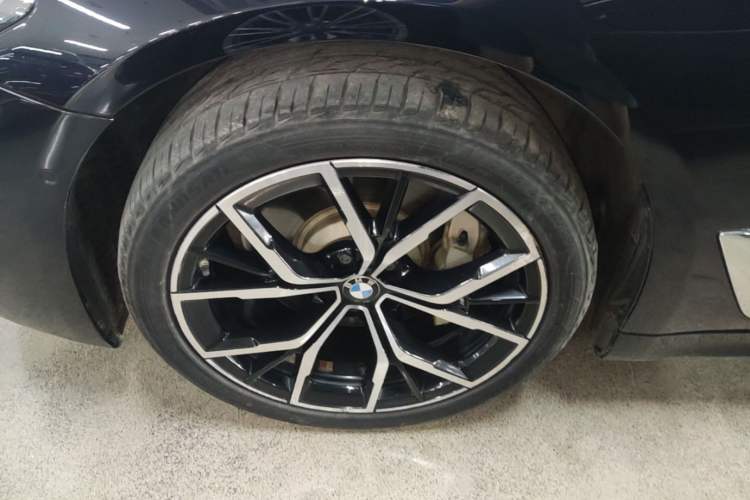 Used BMW 5 Series 2021 Restyled 530Li Luxury Edition M Sport Package Left Front Wheel Hub