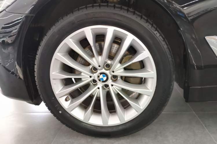 Used BMW 5 Series 2021 525Li Luxury Package Left Front Wheel Hub