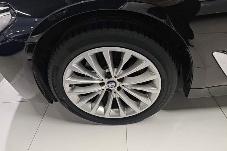 Used BMW 5 Series 2021 525Li Luxury Package Left Front Wheel Hub