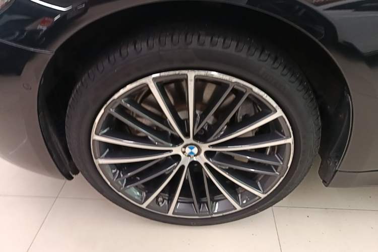 Used BMW 5 Series 2021 530Li Leading Model M Sport Package Left Front Wheel Hub