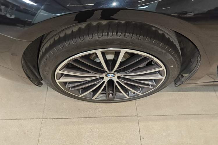 Used BMW 5 Series 2021 530Li Leading Model M Sport Package Left Front Wheel Hub