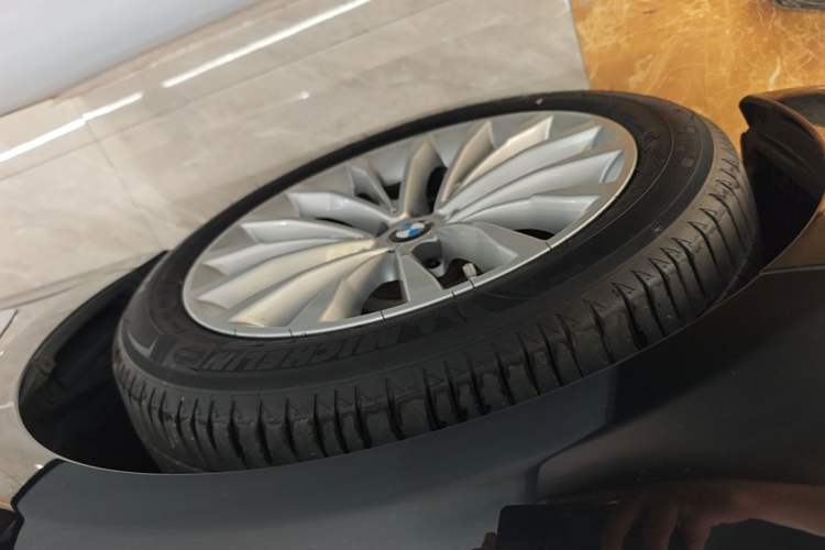 Used BMW 5 Series 2021 525Li Luxury Package Left Front Wheel Hub