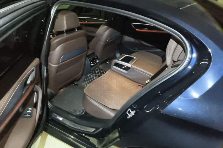 Used BMW 5 Series 2021 Restyled 530Li Luxury Edition M Sport Package Left Rear Seat