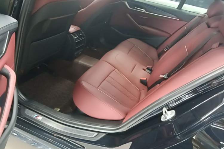 Used BMW 5 Series 2021 Facelifted 530Li Leading Edition M Sport Package Left Rear Seat