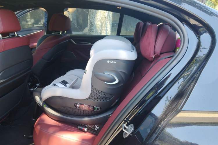 Used BMW 5 Series 2021 530Li Luxury Edition M Sport Package Left Rear Seat