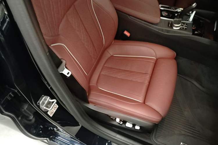 Used BMW 5 Series 2021 Restyled 530Li Luxury Edition M Sport Package Right Front Seat
