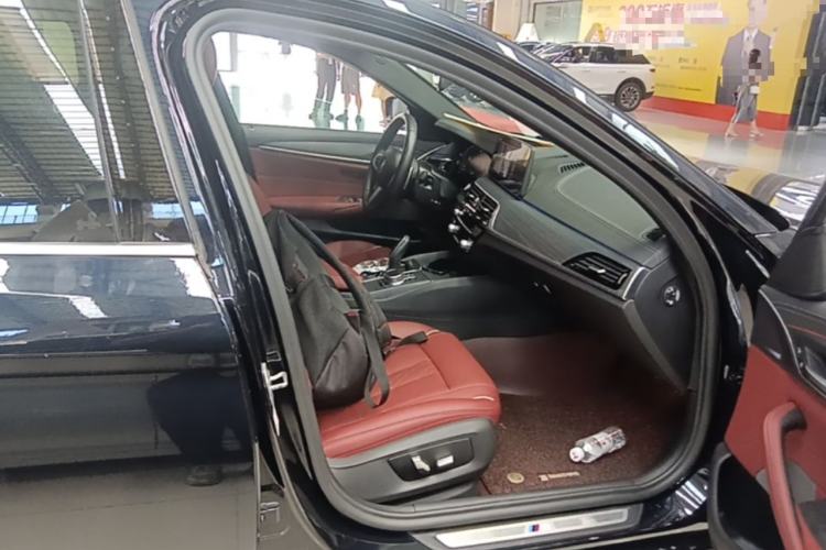 Used BMW 5 Series 2021 Facelifted 530Li Leading Edition M Sport Package Right Front Seat