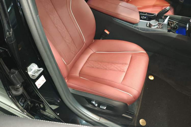 Used BMW 5 Series 2021 Facelifted 530Li Leading Edition M Sport Package Right Front Seat