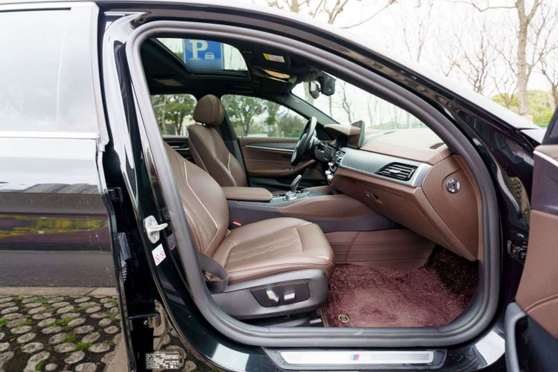 Used BMW 5 Series 2021 Facelifted 530Li Leading Edition M Sport Package Right Front Seat