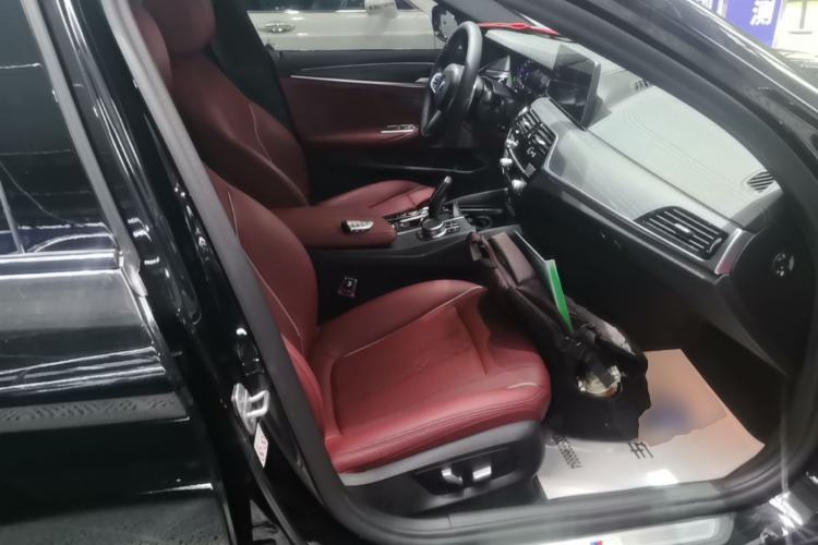 Used BMW 5 Series 2021 Facelifted 530Li Leading Edition M Sport Package Right Front Seat