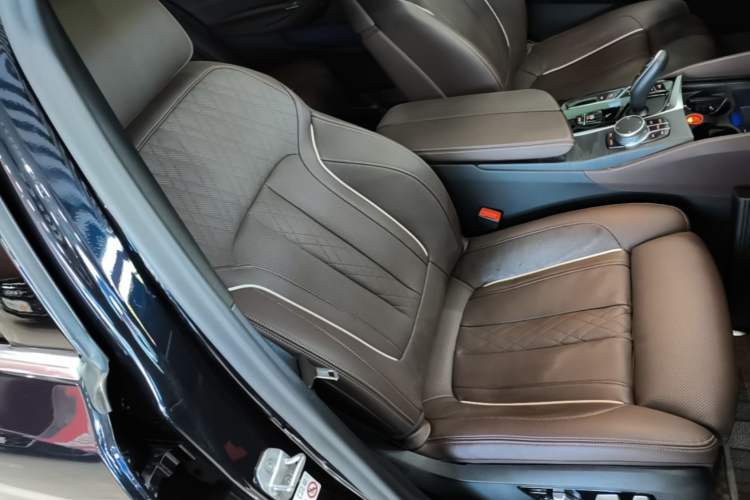 Used BMW 5 Series 2021 Restyled 530Li Luxury Edition M Sport Package Right Front Seat