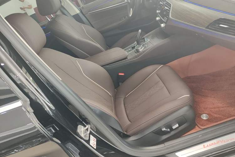 Used BMW 5 Series 2021 Restyled 530Li Leading Edition Luxury Package Right Front Seat