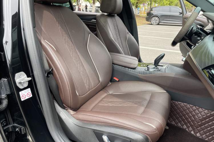 Used BMW 5 Series 2021 Facelifted 530Li Leading Edition M Sport Package Right Front Seat
