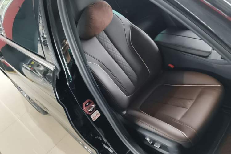 Used BMW 5 Series 2021 530Li Leading Model M Sport Package Right Front Seat
