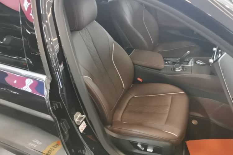 Used BMW 5 Series 2021 Facelifted 530Li Leading Edition M Sport Package Right Front Seat