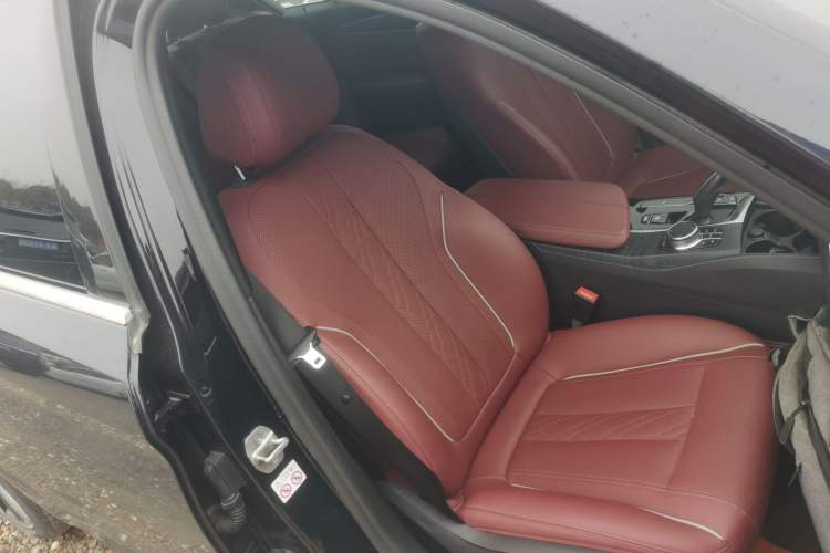 Used BMW 5 Series 2021 Facelifted 530Li Leading Edition M Sport Package Right Front Seat