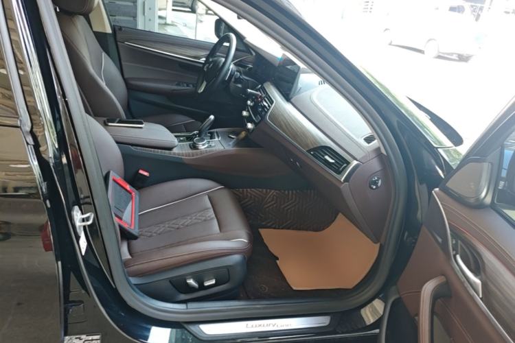 Used BMW 5 Series 2021 530Li Leading Luxury Package Right Front Seat