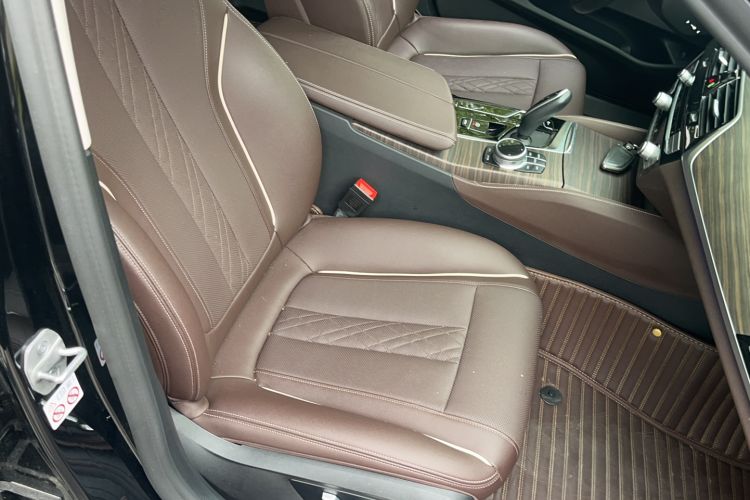 Used BMW 5 Series 2021 530Li Leading Luxury Package Right Front Seat