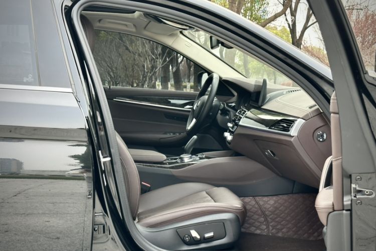 Used BMW 5 Series 2021 525Li Luxury Package Right Front Seat