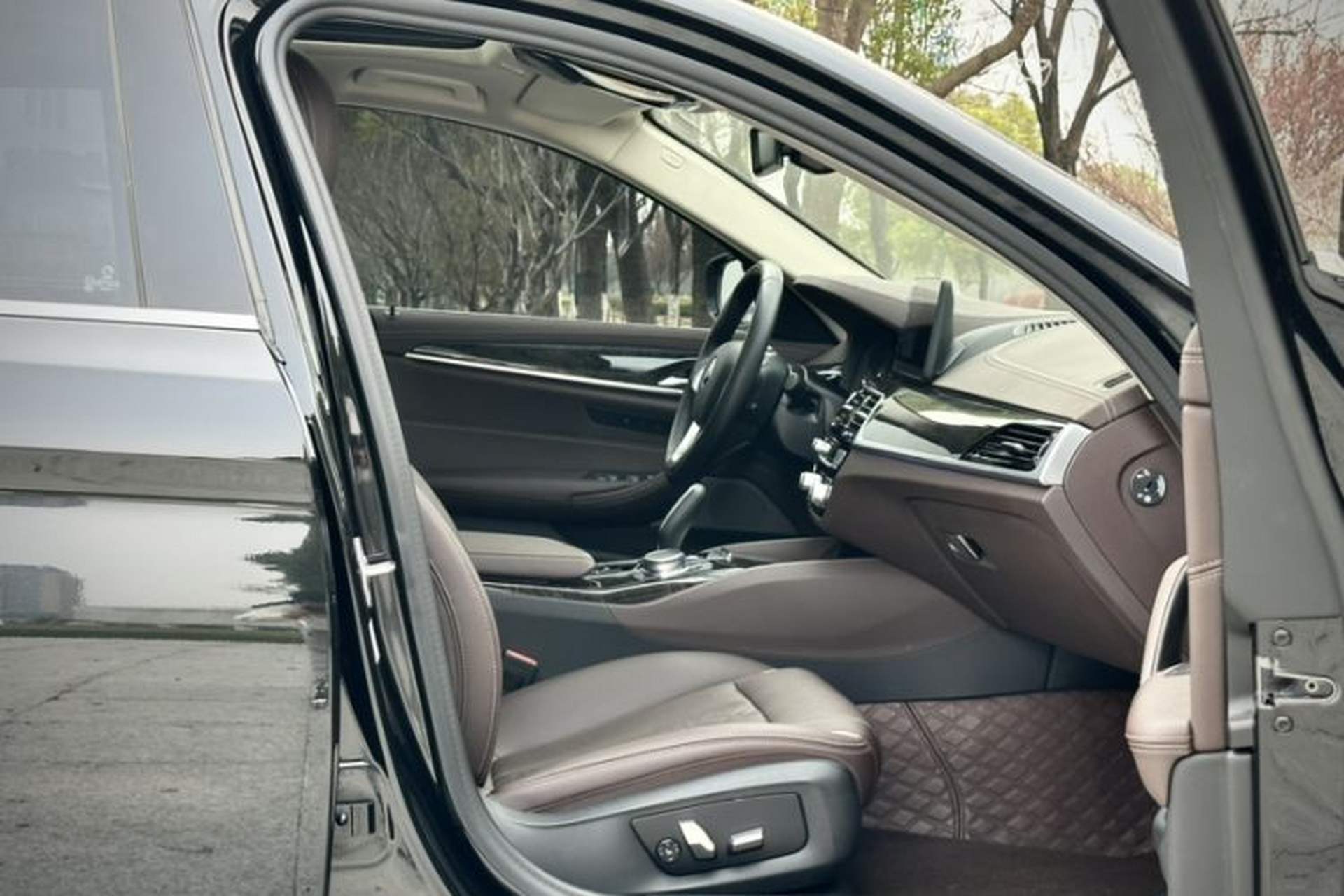 Used BMW 5 Series 2021 525Li Luxury Package Right Front Seat