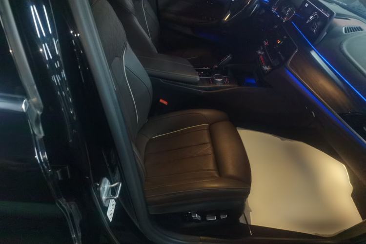 Used BMW 5 Series 2021 530Li Luxury Edition Premium Package Right Front Seat