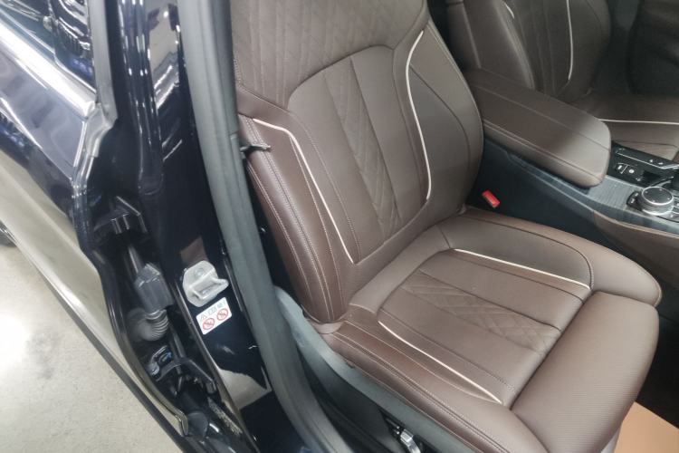 Used BMW 5 Series 2021 Restyled 530Li Luxury Edition M Sport Package Right Front Seat