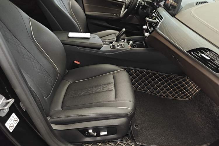 Used BMW 5 Series 2021 530Li Leading Model M Sport Package Right Front Seat