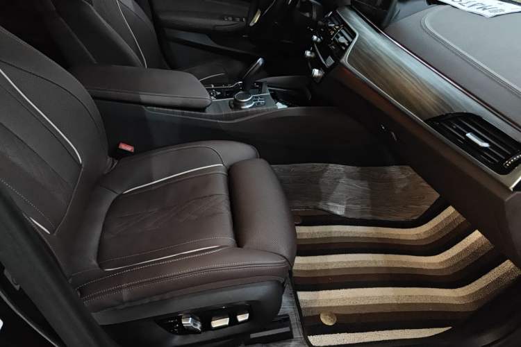 Used BMW 5 Series 2021 530Li Luxury Edition Premium Package Right Front Seat