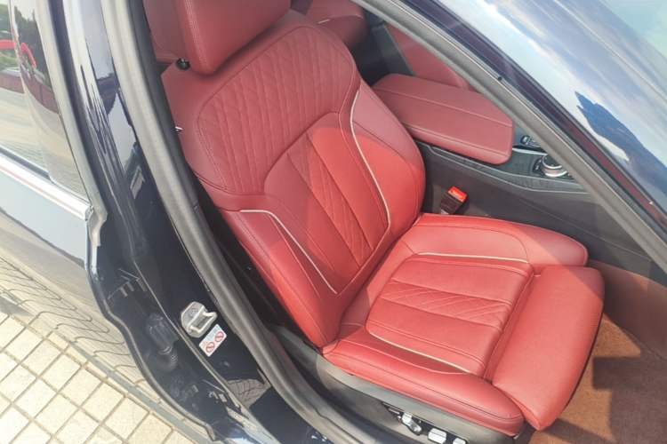 Used BMW 5 Series 2021 530Li Luxury Edition M Sport Package Right Front Seat
