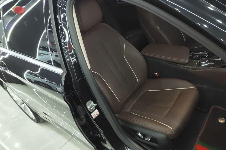 Used BMW 5 Series 2021 525Li Luxury Package Right Front Seat