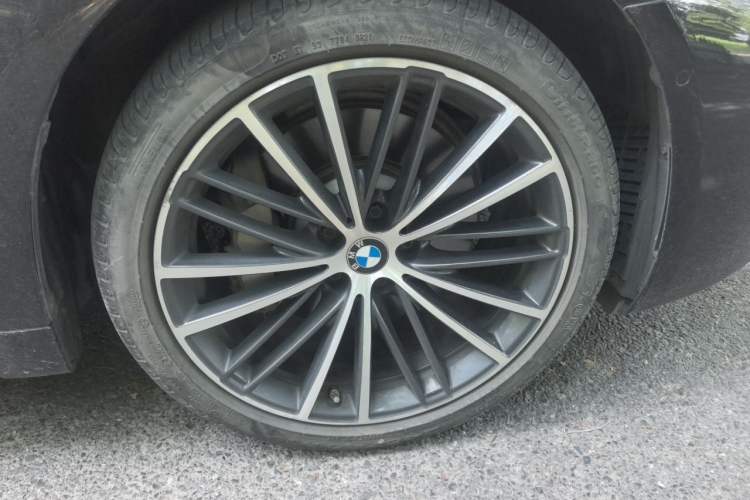 Used BMW 5 Series 2021 530Li Leading Model M Sport Package Right Front Wheel Hub