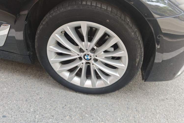 Used BMW 5 Series 2021 Updated Version 525Li Luxury Package Right Front Wheel Hub
