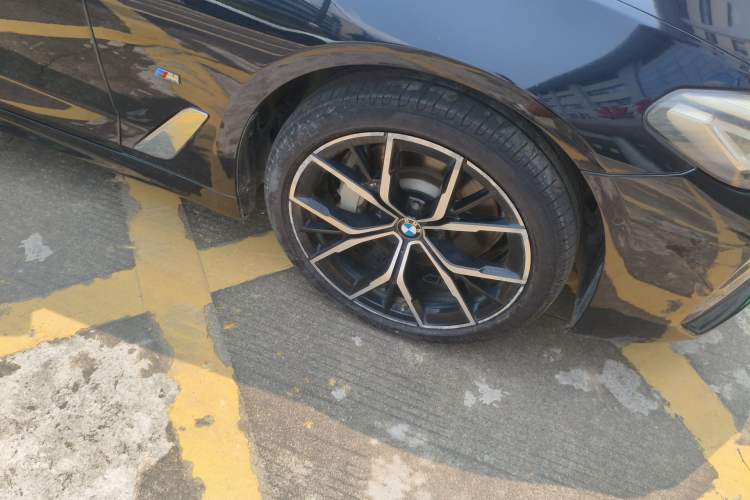 Used BMW 5 Series 2021 530Li Luxury Edition M Sport Package Right Front Wheel Hub