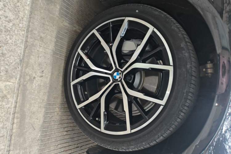 Used BMW 5 Series 2021 530Li Luxury Edition M Sport Package Right Front Wheel Hub