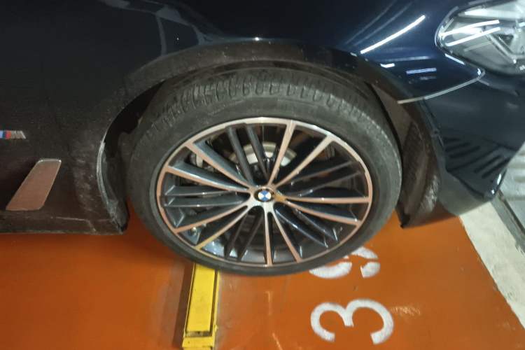Used BMW 5 Series 2021 530Li Leading Model M Sport Package Right Front Wheel Hub