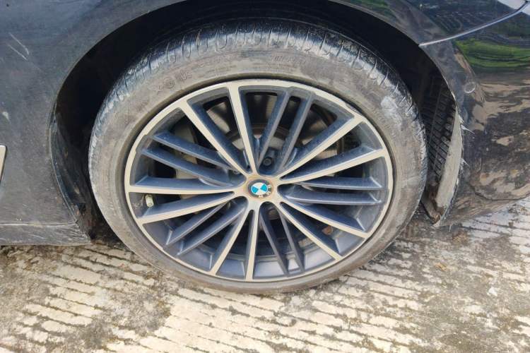 Used BMW 5 Series 2021 Facelifted 530Li Leading Edition M Sport Package Right Front Wheel Hub