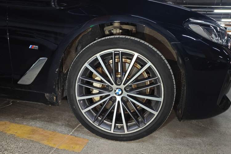 Used BMW 5 Series 2021 530Li Leading Model M Sport Package Right Front Wheel Hub