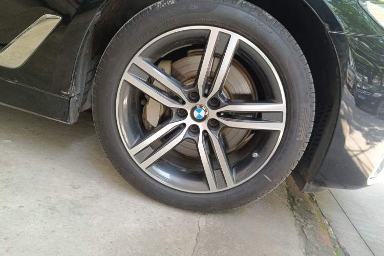 Used BMW 5 Series 2021 530Li xDrive Luxury Package Right Front Wheel Hub