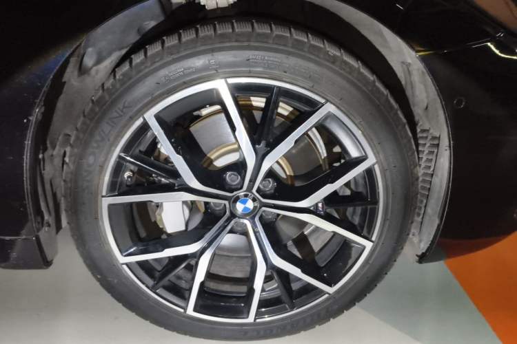 Used BMW 5 Series 2021 Restyled 530Li Luxury Edition M Sport Package Right Front Wheel Hub