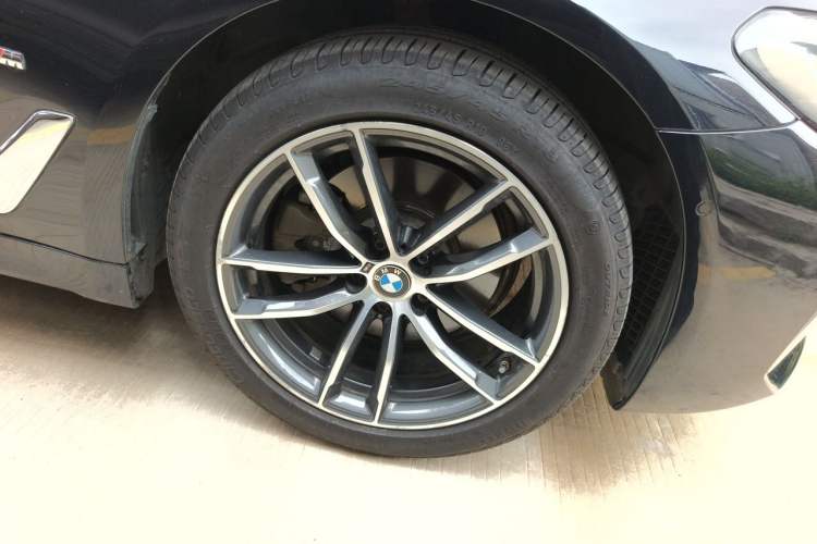 Used BMW 5 Series 2021 525Li M Sport Package Right Front Wheel Hub