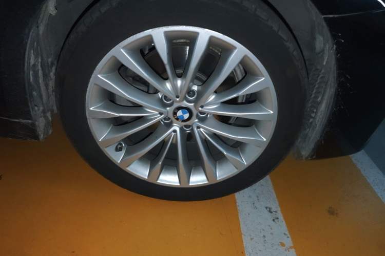 Used BMW 5 Series 2021 Updated Version 525Li Luxury Package Right Front Wheel Hub