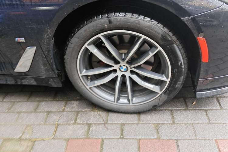 Used BMW 5 Series 2021 525Li M Sport Package Right Front Wheel Hub