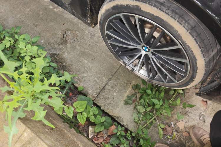Used BMW 5 Series 2021 Facelifted 530Li Leading Edition M Sport Package Right Front Wheel Hub