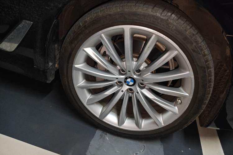 Used BMW 5 Series 2021 530Li Executive Luxury Package Right Front Wheel Hub