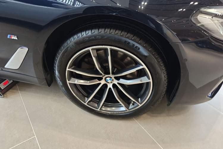Used BMW 5 Series 2021 525Li M Sport Package Right Front Wheel Hub