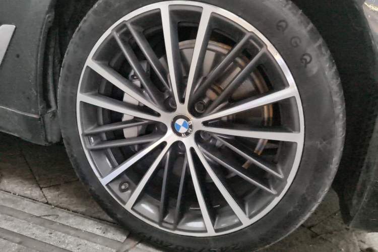 Used BMW 5 Series 2021 530Li Leading Model M Sport Package Right Front Wheel Hub