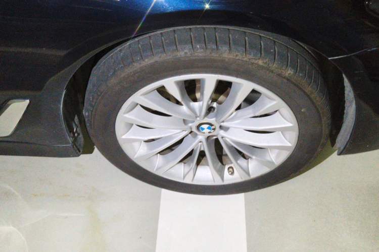 Used BMW 5 Series 2021 525Li Luxury Package Right Front Wheel Hub
