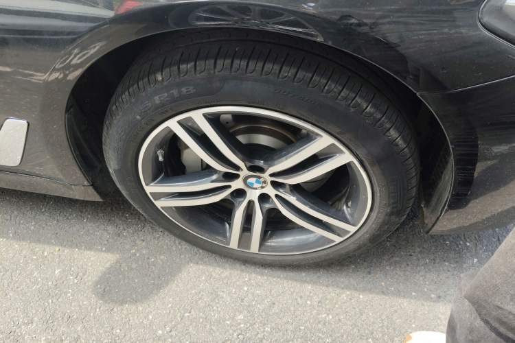 Used BMW 5 Series 2021 530Li xDrive Luxury Package Right Front Wheel Hub